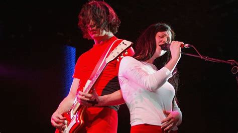 Seven Nation Army : Un hymne hypnotique aux riffs endiablés et à la mélodie implacable